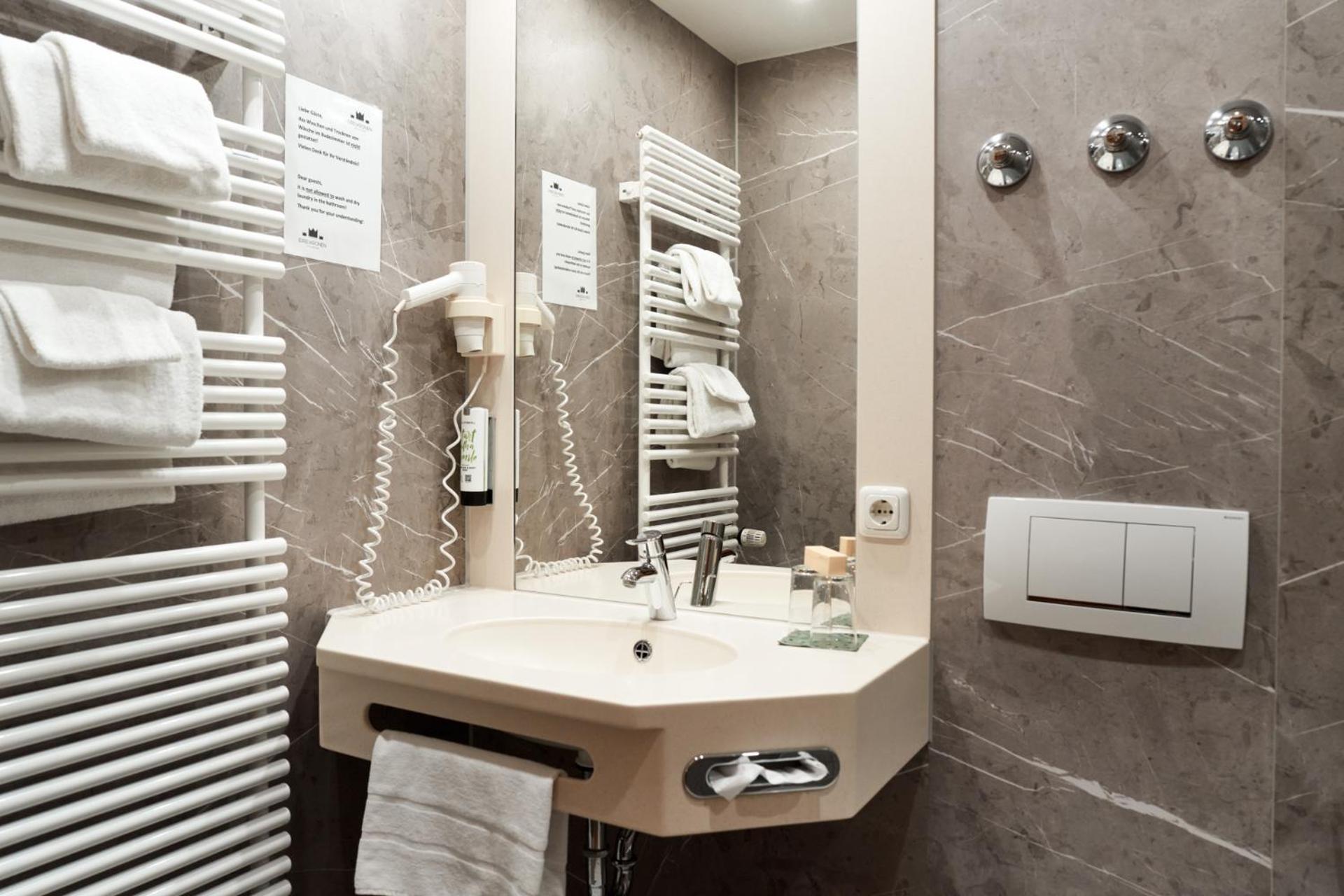Hotel Zu Den Drei Kronen Donauwörth Esterno foto